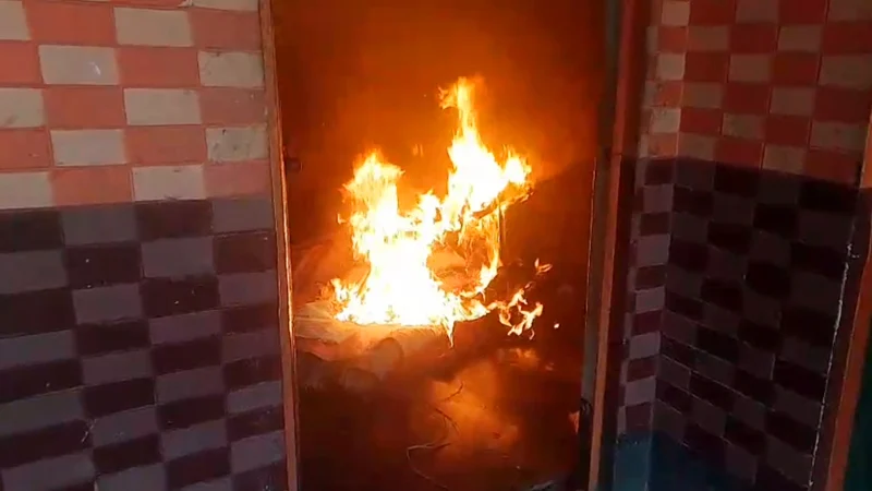 মির্জাপুরে মানববন্ধন শেষে আসামির বাড়িতে হামলা-অগ্নিসংযোগ